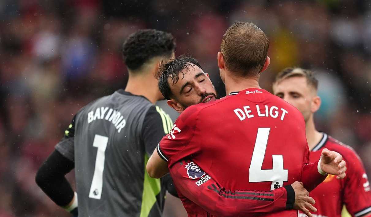 Bruno Fernandes merayakan kemenangan atas Burnley bersama rekan-rekannya