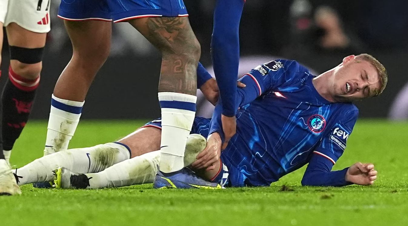 Cole Palmer pemain Chelsea saat cedera lawan Manchester United