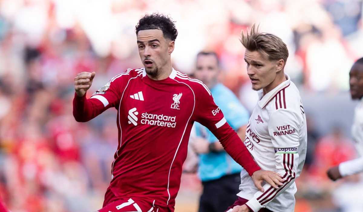 Curtis Jones berduel dengan Martin Odegaard