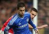 Eden Hazard berduel dengan Nemanja Vidic di laga Chelsea vs Manchester United