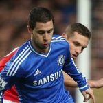 Eden Hazard berduel dengan Nemanja Vidic di laga Chelsea vs Manchester United