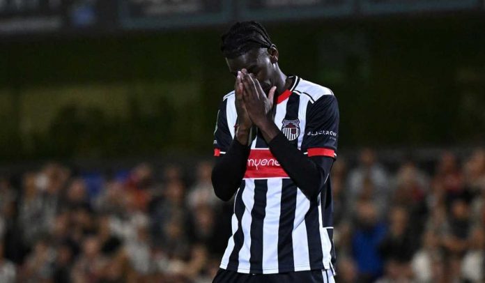 Ekspresi kekecewaan Clarke Oduor usai gagal eksekusi penalti Ekspresi kekecewaan Clarke Oduor usai gagal eksekusi penalti