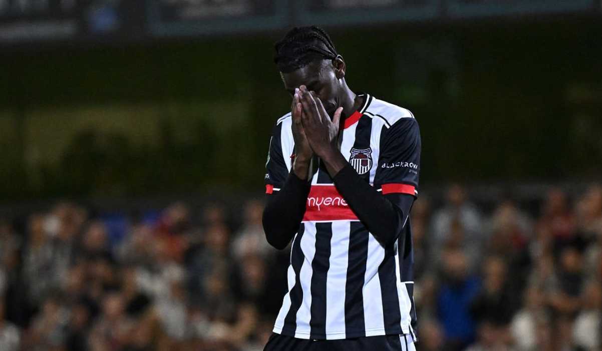 Ekspresi kekecewaan Clarke Oduor usai gagal eksekusi penalti