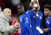 Enzo Maresca memberikan instruksi kepada pemain Chelsea