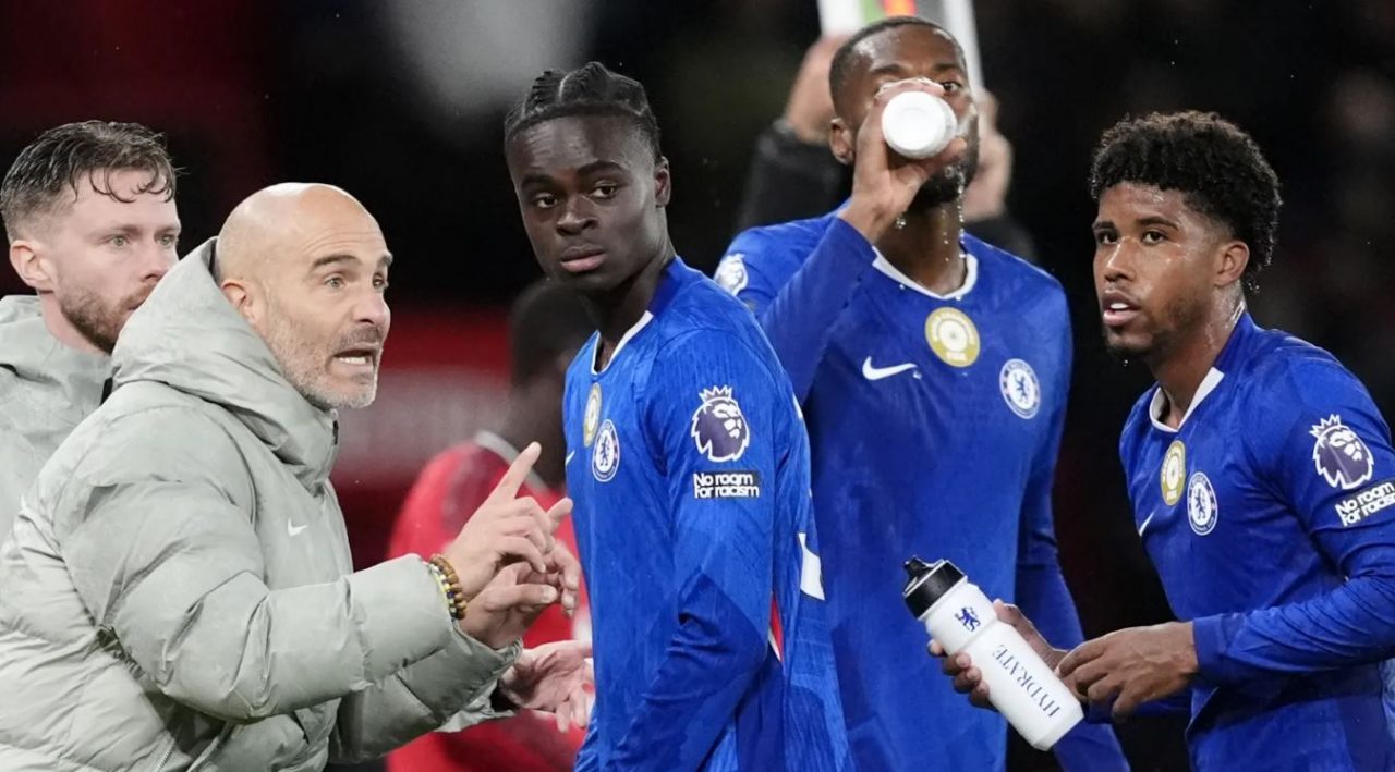 Enzo Maresca memberikan instruksi kepada pemain Chelsea