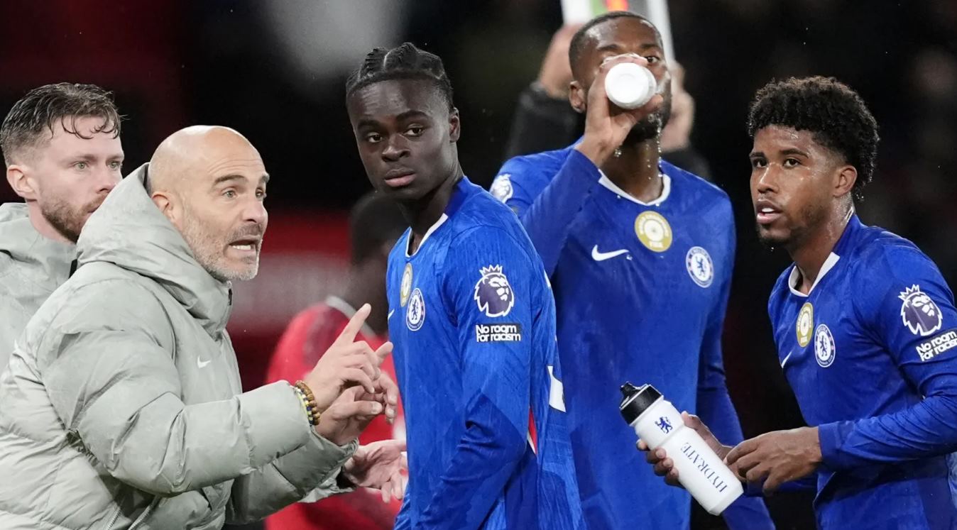 Enzo Maresca memberikan instruksi kepada pemain Chelsea