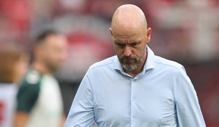 Erik ten Hag tertunduk usai laga Werder Bremen vs Bayer Leverkusen Erik ten Hag tertunduk usai laga Werder Bremen vs Bayer Leverkusen