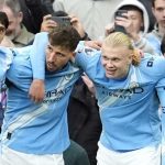 Erling Haaland merayakan gol bersama rekan-rekannya