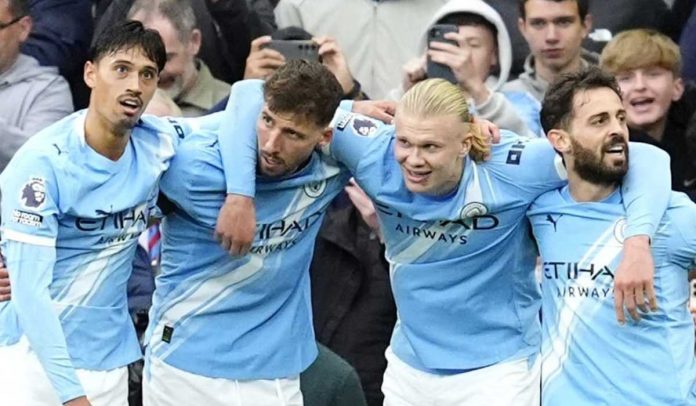 Erling Haaland merayakan gol bersama rekan-rekannya