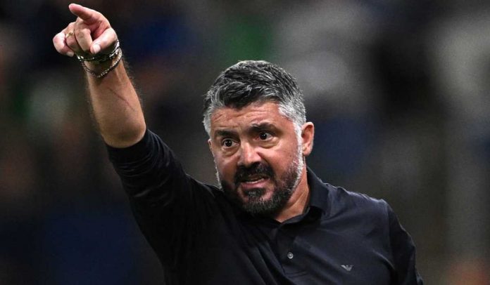 Gennaro Gattuso memberi instruksi pada pemain Italia