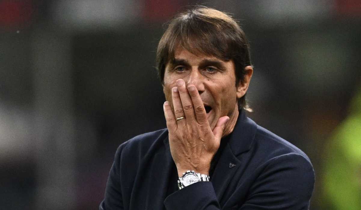 Gestur Antonio Conte di laga AC Milan vs Napoli