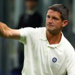 Gestur Cristian Chivu di laga Inter Milan melawan Sassuolo