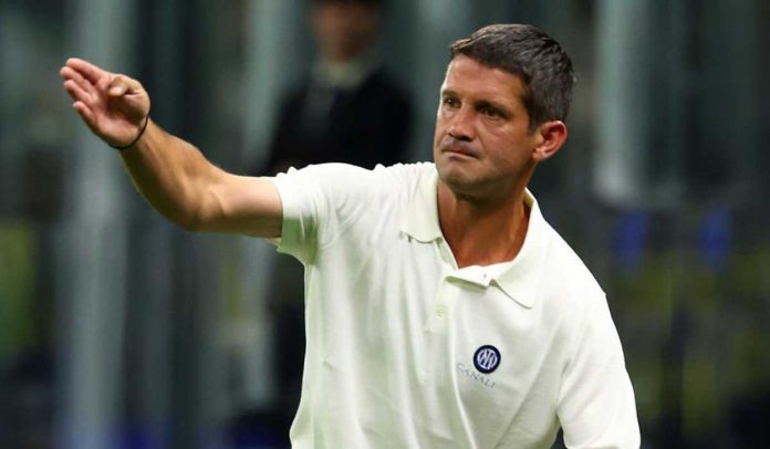 Gestur Cristian Chivu di laga Inter Milan melawan Sassuolo