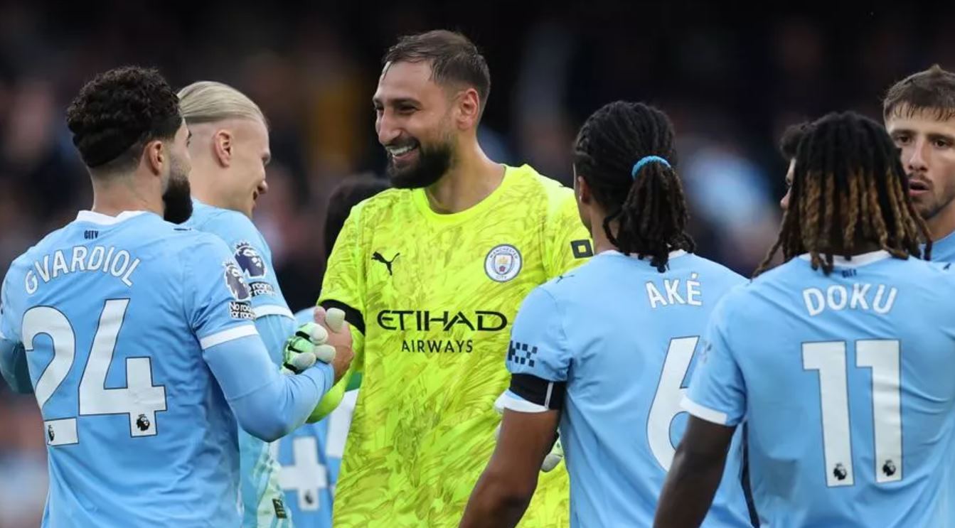 Gianluigi Donnarumma usai melakukan penyelamatan krusial