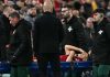Giovanni Leoni diangkat di atas stretcher karena cedera