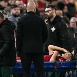 Giovanni Leoni diangkat di atas stretcher karena cedera