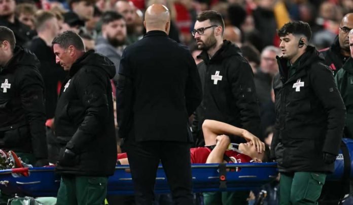 Giovanni Leoni diangkat di atas stretcher karena cedera