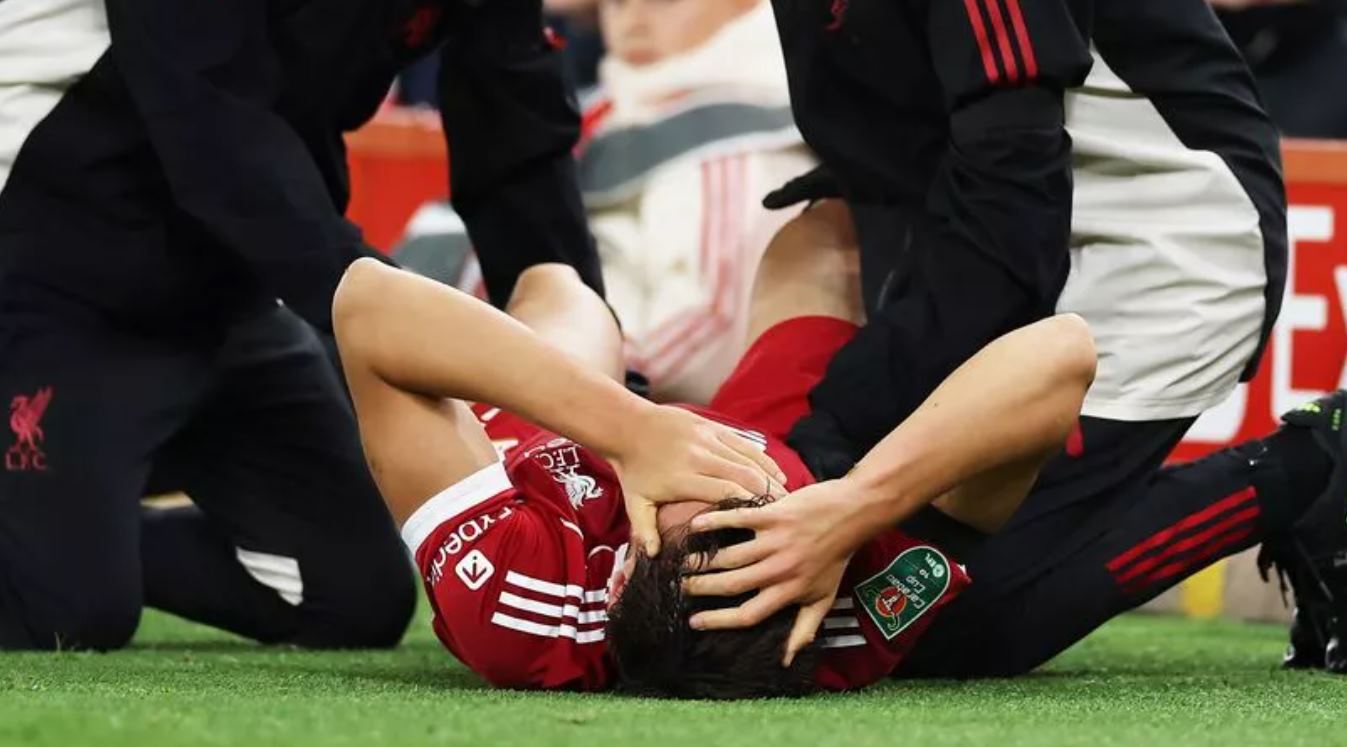 Giovanni Leoni pemain Liverpool cedera di Carabao Cup lawan Southampton Giovanni Leoni pemain Liverpool cedera di Carabao Cup lawan Southampton