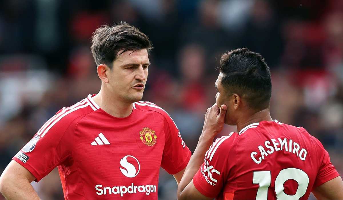 Harry Maguire berbicara dengan Casemiro