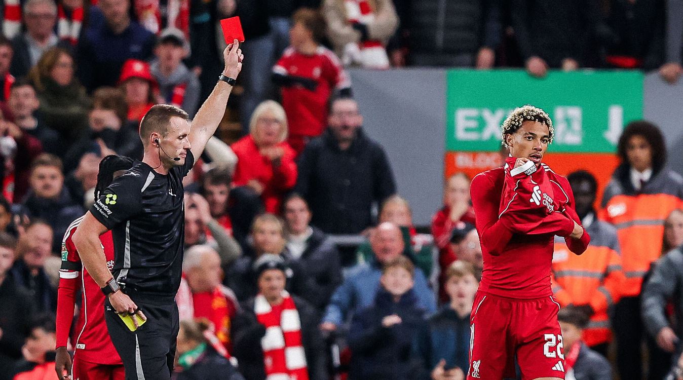 Hugo Ekitike menerima kartu merah usai selebrasi gol untuk Liverpool Hugo Ekitike menerima kartu merah usai selebrasi gol untuk Liverpool