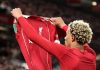 Hugo Ekitike selebrasi angkat jersey usai jebol gawang Southampton