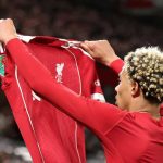 Hugo Ekitike selebrasi angkat jersey usai jebol gawang Southampton