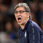 Ivan Juric memberi instruksi pada pemain Atalanta