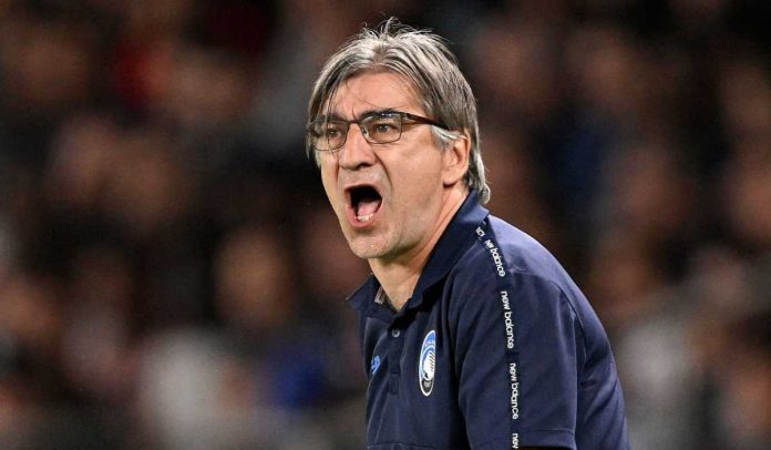 Ivan Juric memberi instruksi pada pemain Atalanta