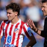 Gagal Bersinar Bersama Atletico Madrid, Julian Alvarez Gabung Blaugrana? Julian Alvarez dan pelatih Atletico Madrid Diego Simeone