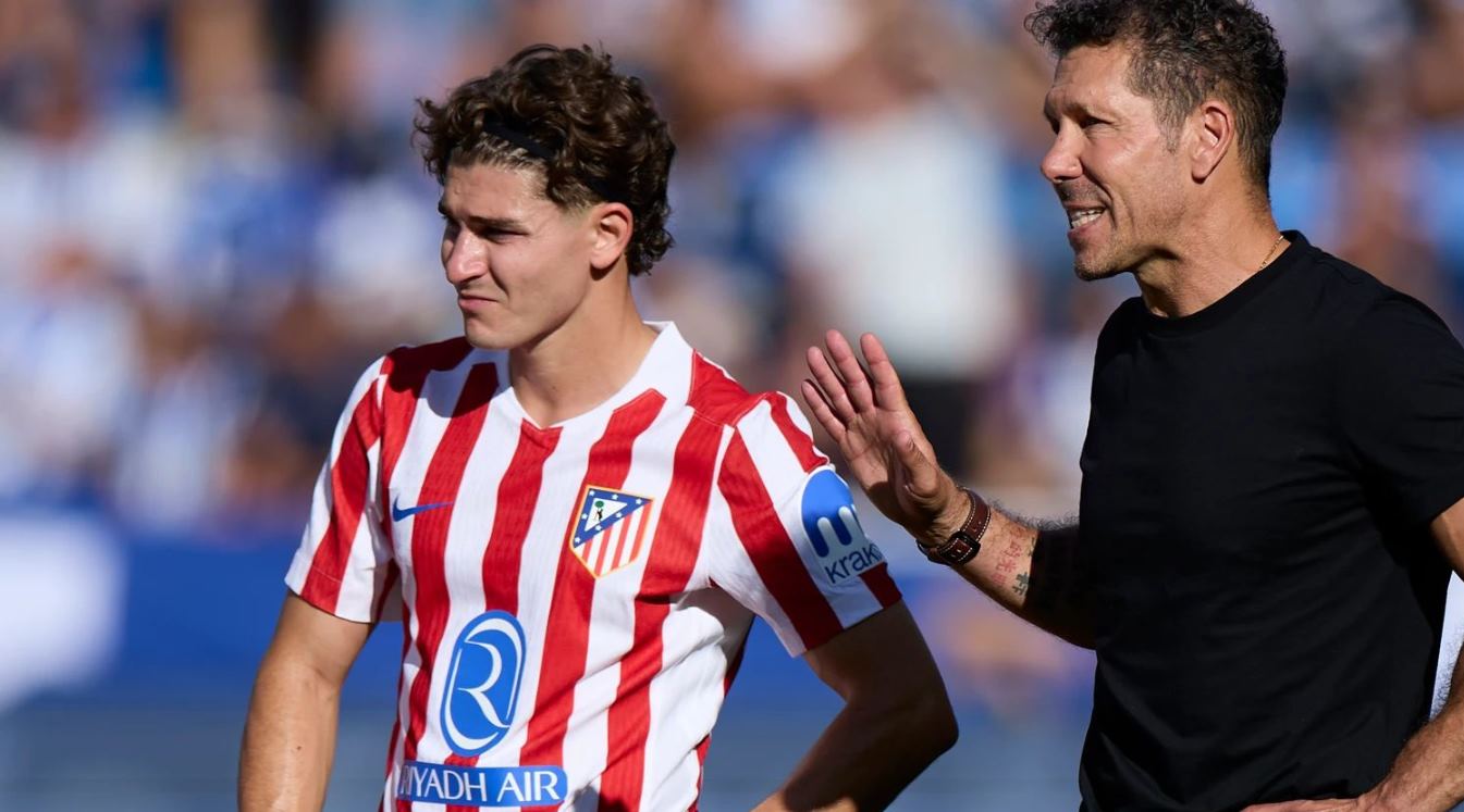Julian Alvarez dan pelatih Atletico Madrid Diego Simeone Julian Alvarez dan pelatih Atletico Madrid Diego Simeone