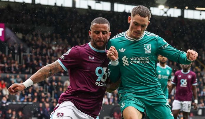 Kyle Walker coba hentikan laju Florian Wirtz Kyle Walker coba hentikan laju Florian Wirtz