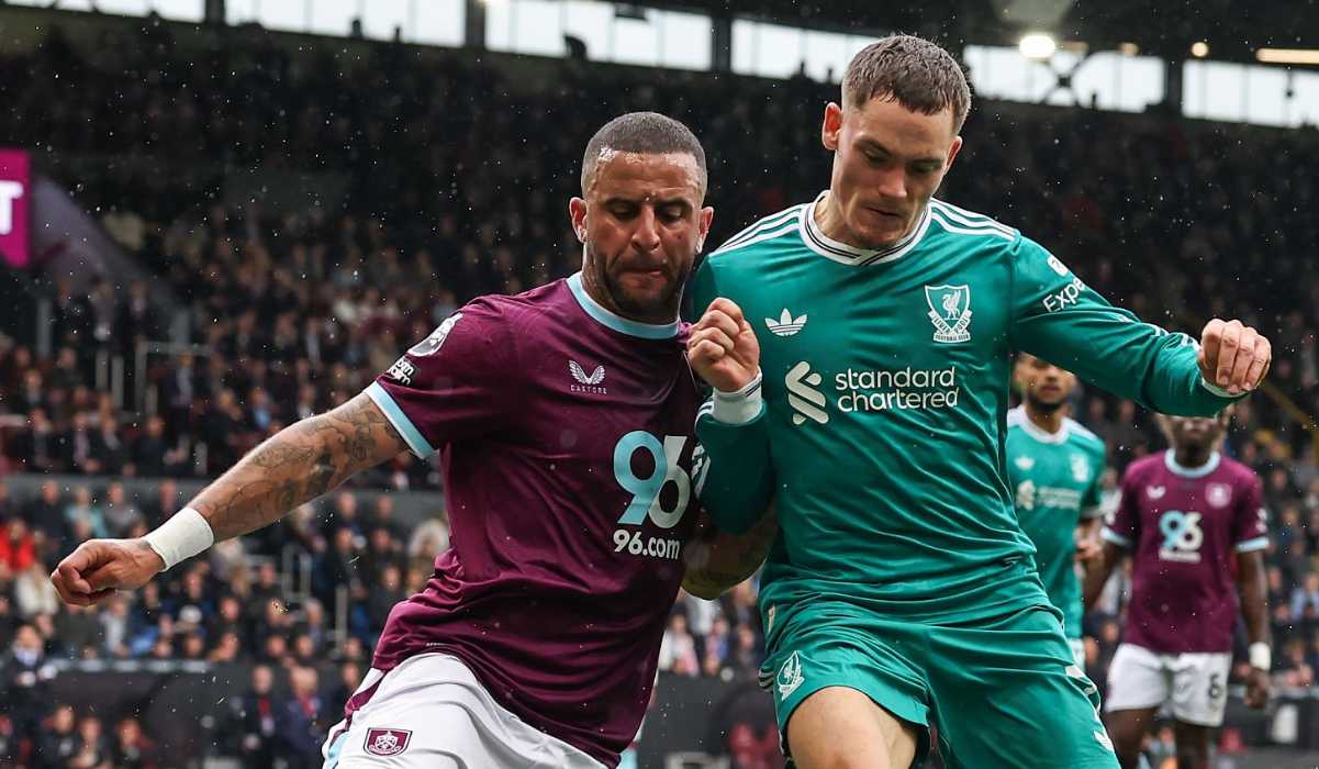 Kyle Walker coba hentikan laju Florian Wirtz
