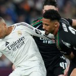 Kylian Mbappe mengontrol bola dikawal William Saliba