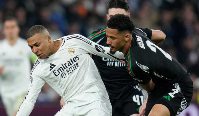 Kylian Mbappe mengontrol bola dikawal William Saliba Kylian Mbappe mengontrol bola dikawal William Saliba