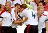 Michael Owen merayakan gol bersama David Bechkam, Steven Gerrard, Frank Lampard, dan Paul Scholes