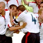 Michael Owen merayakan gol bersama David Bechkam, Steven Gerrard, Frank Lampard, dan Paul Scholes