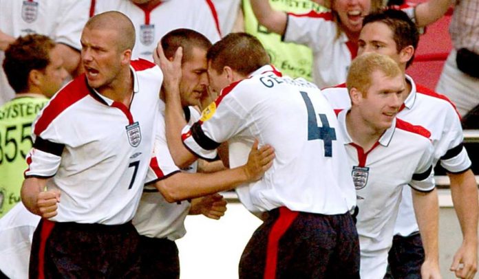 Michael Owen merayakan gol bersama David Bechkam, Steven Gerrard, Frank Lampard, dan Paul Scholes Michael Owen merayakan gol bersama David Bechkam, Steven Gerrard, Frank Lampard, dan Paul Scholes