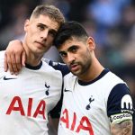 Micky van de Ven bersama duetnya di Tottenham Cristian Romero