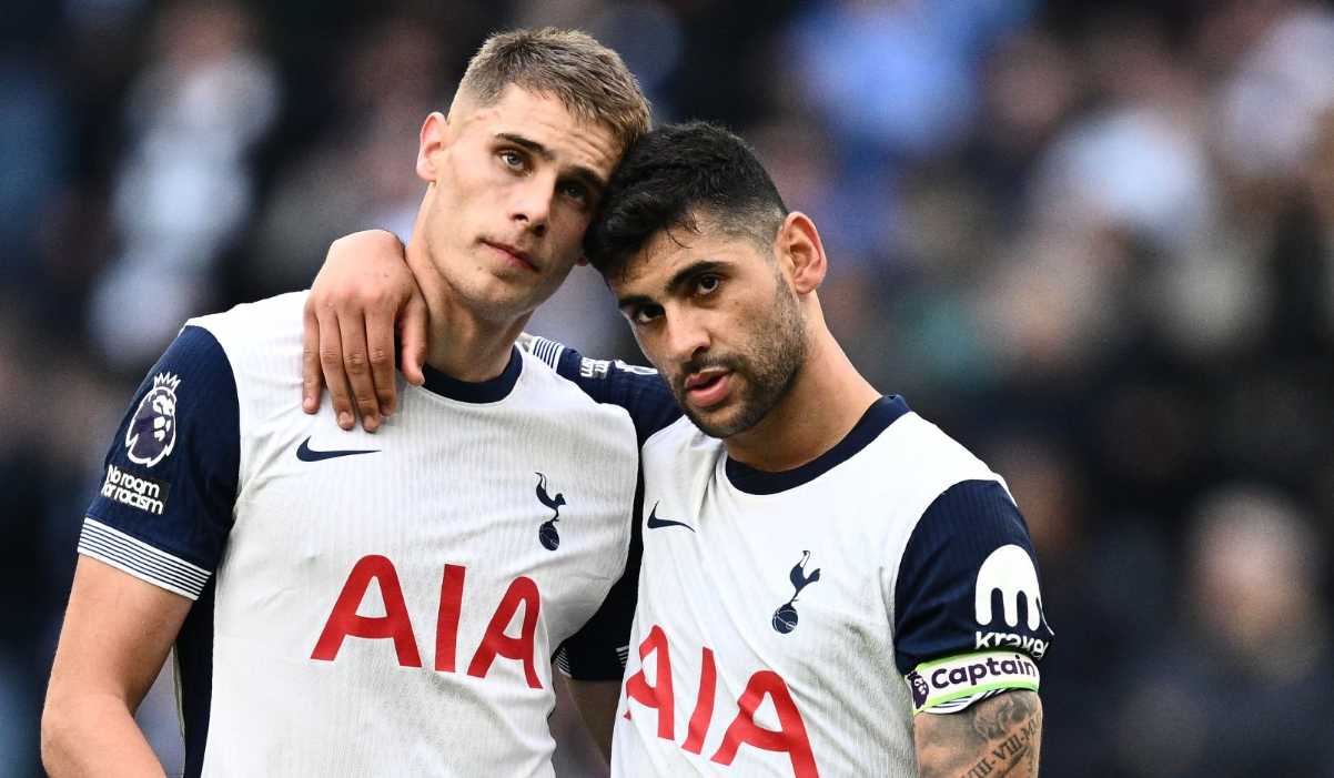 Micky van de Ven bersama duetnya di Tottenham Cristian Romero