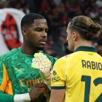 Mike Maignan berbicara dengan Adrien Rabiot selama laga AC Milan vs Bologna