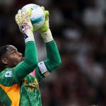 Mike Maignan menangkap bola udara di laga AC Milan kontra Bologna