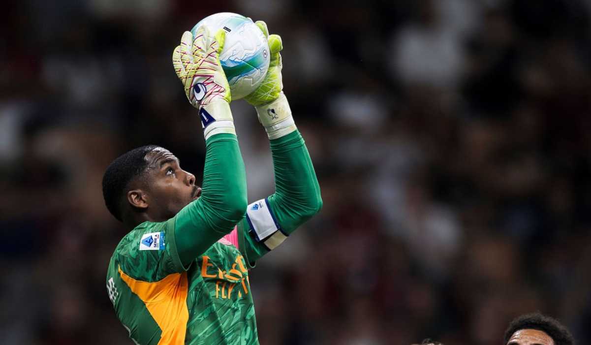 Mike Maignan menangkap bola udara di laga AC Milan kontra Bologna