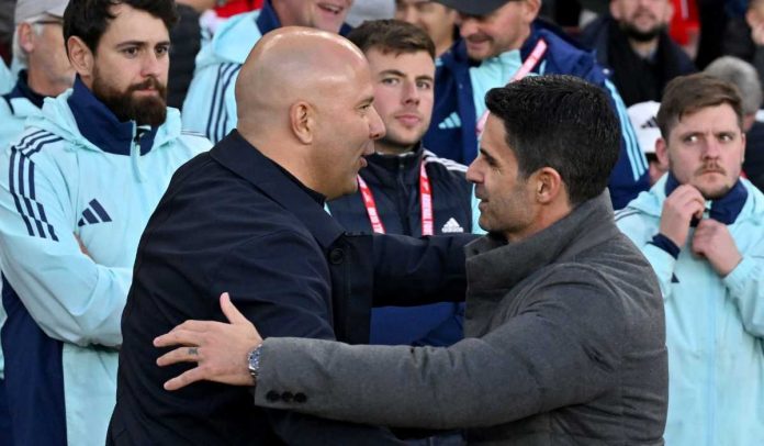 Mikel Arteta memeluk Arne Slot usai laga Arsenal vs Liverpool