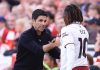 Mikel Arteta menggenggam tangan Eberechi Eze