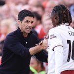 Mikel Arteta menggenggam tangan Eberechi Eze