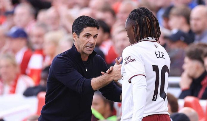 Mikel Arteta menggenggam tangan Eberechi Eze Mikel Arteta menggenggam tangan Eberechi Eze
