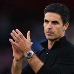 Mikel Arteta tepuk tangan kepada fans di laga Arsenal vs Manchester City
