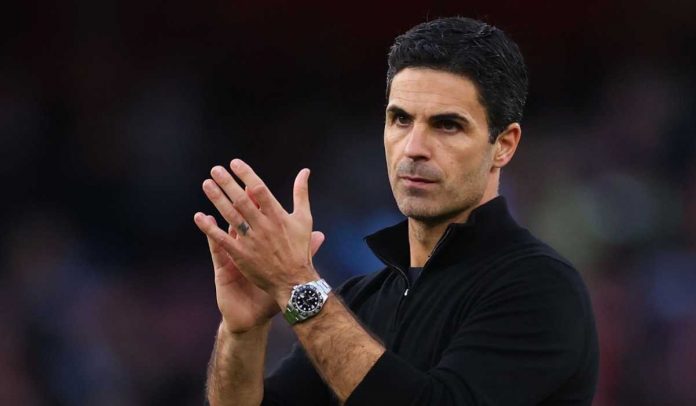 Mikel Arteta tepuk tangan kepada fans di laga Arsenal vs Manchester City