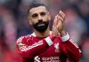 Mohamed Salah bertepuk tangan ke fans usai laga Liverpool vs Everton