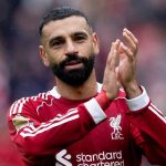 Mohamed Salah bertepuk tangan ke fans usai laga Liverpool vs Everton